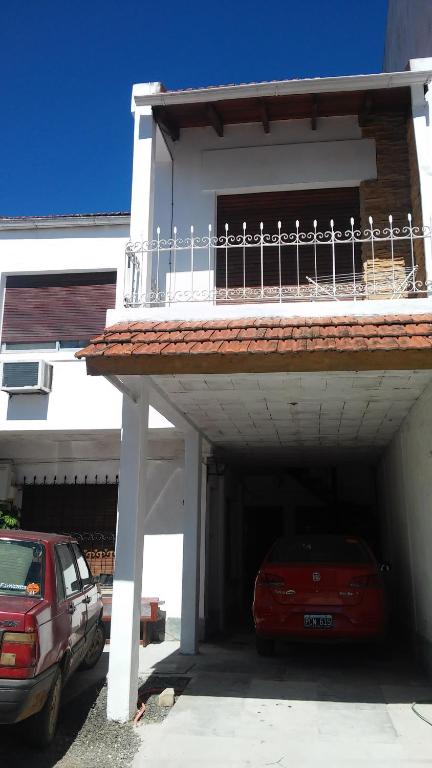 uma garagem com um carro estacionado em frente a um edifício em Leticia y Fabián em Gualeguaychú