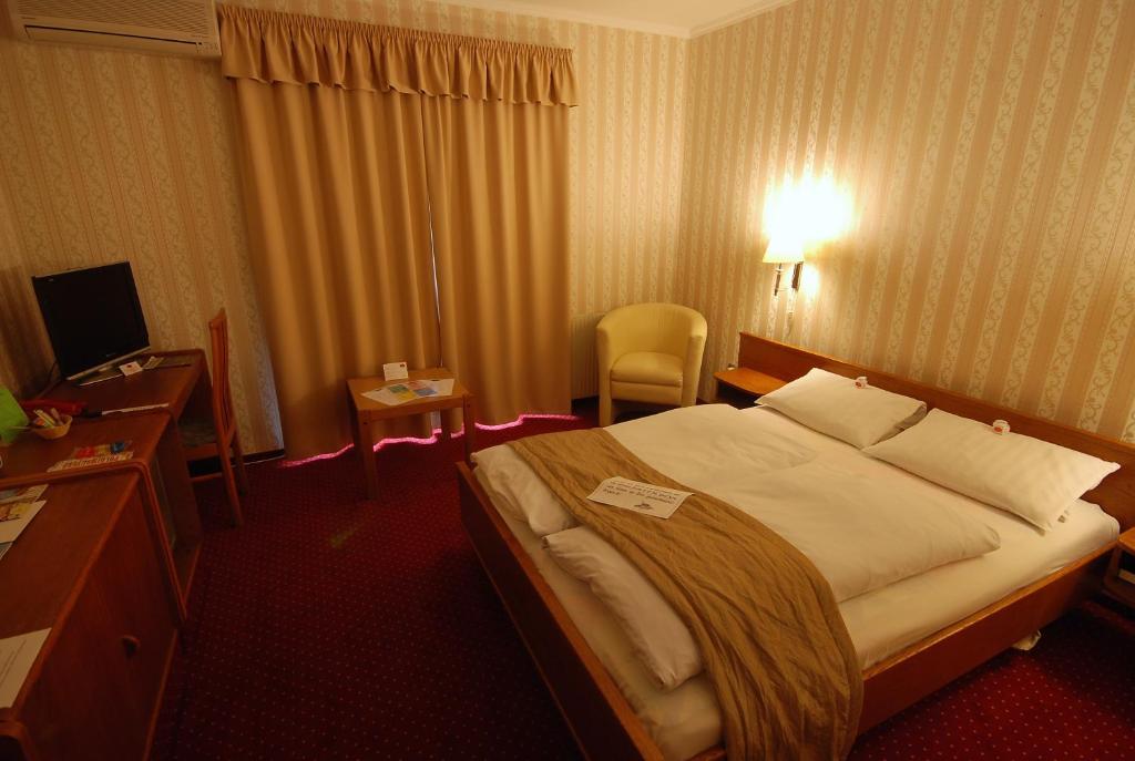 Postel nebo postele na pokoji v ubytování Hotel Amadeus