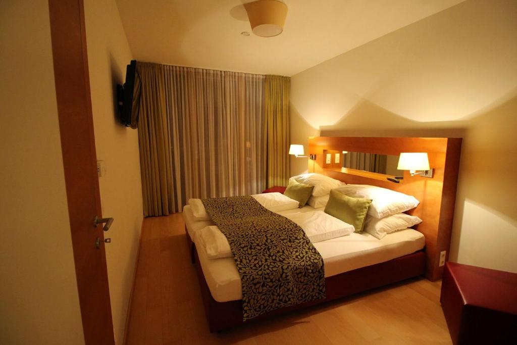 Un pat sau paturi într-o cameră la Golf & Wellness Apartment 34.