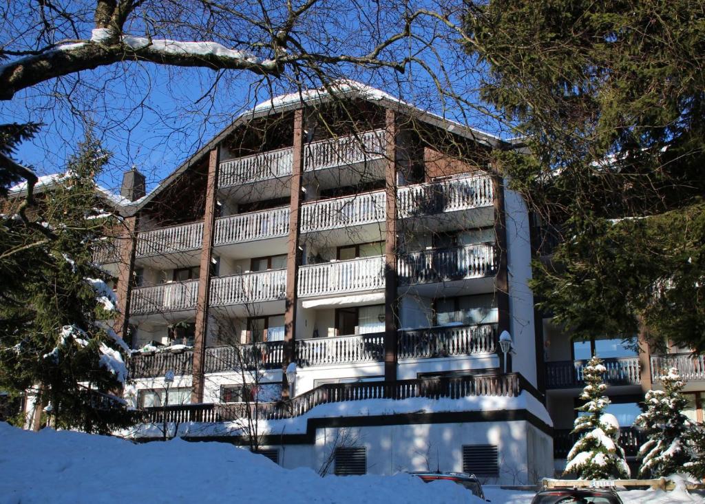 un immeuble d'appartements avec balcon et neige au sol dans l'établissement Appartement Winterberg, Kapperundweg 4, Appartement 26, à Winterberg