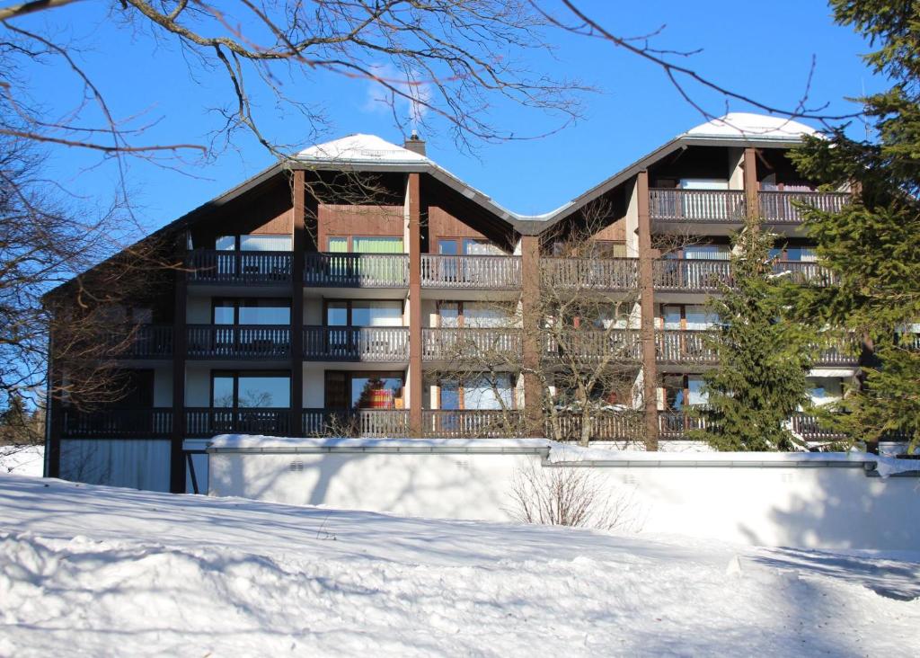 ヴィンターベルクにあるAppartement Winterberg, Kapperundweg 4, Appartement 34の雪の大きな建物