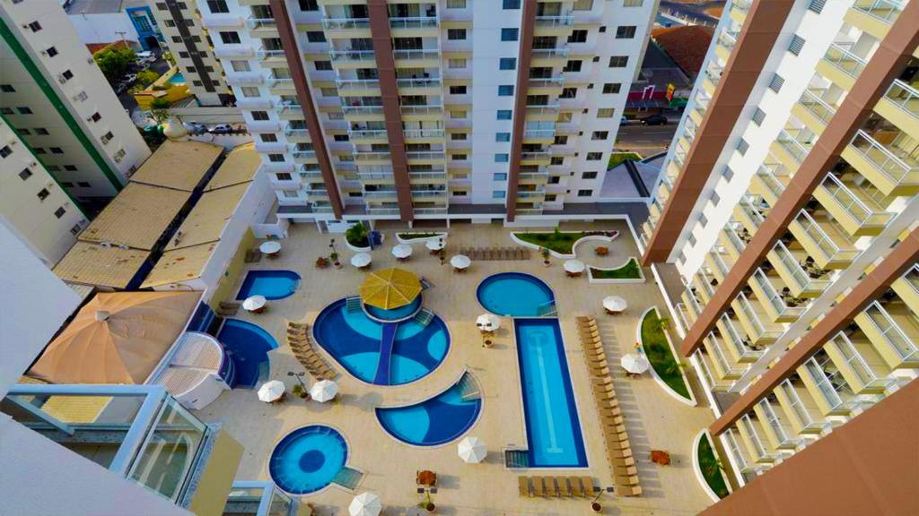 una vista aérea de un complejo de apartamentos con piscina en Casa da Madeira Caldas Novas, en Caldas Novas