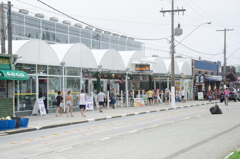  Apto com Ar condicionado a 200 m da praia - atrás do Shopping Enseada