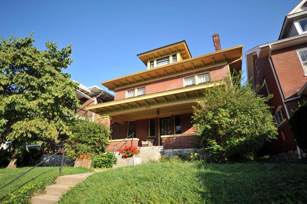 Highlands Home Walk to All - Four-Bedroom House
