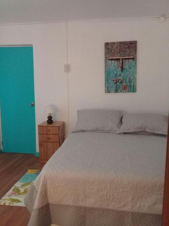 Una cama o camas en una habitación de Hostal Casa Azul