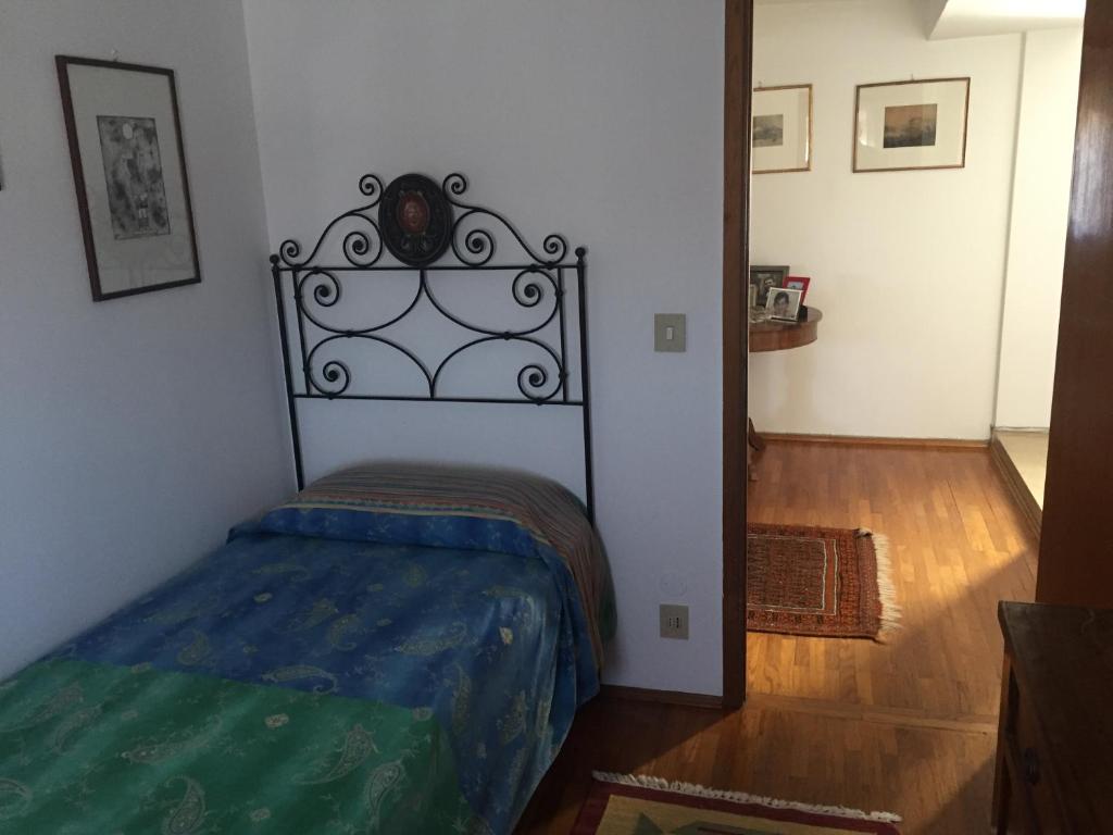 una camera con un letto in una stanza con corridoio di nel cuore di Venezia a Venezia