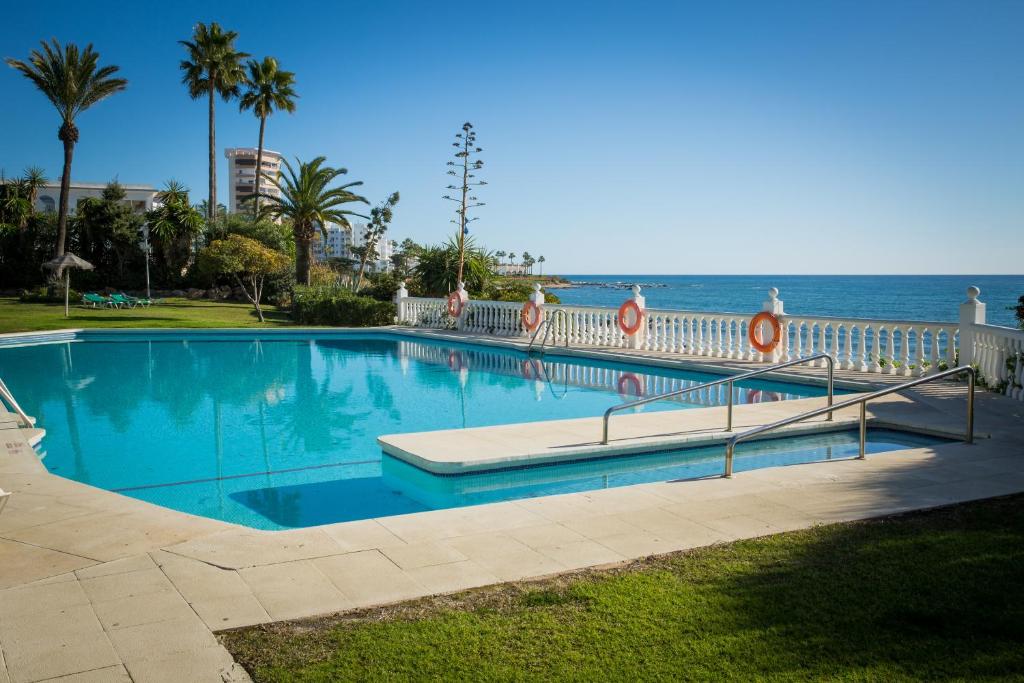Bazén v ubytovaní Holidays2Riviera Sea Side Front Beach alebo v jeho blízkosti