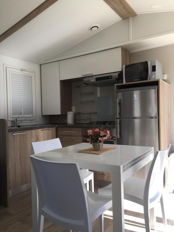 Kuchyň nebo kuchyňský kout v ubytování Bungalow Vacances