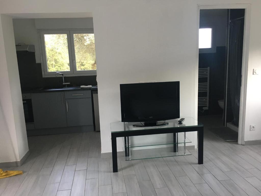 a living room with a television on a table at A Casetta di Rosa in Corte