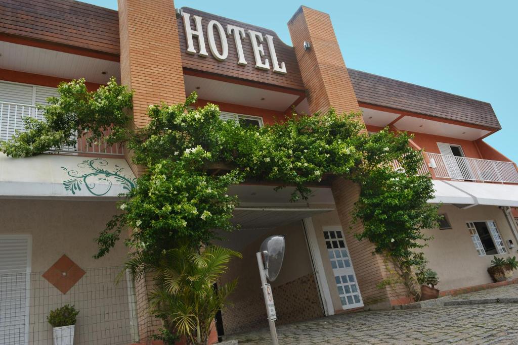 un hotel con un parquímetro delante de él en Pousada do Anhangava, en Quatro Barras