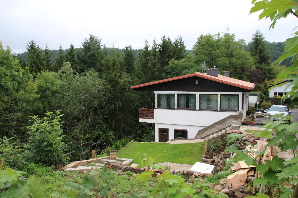 uma casa no meio de uma floresta em Burbergblick em Schutz