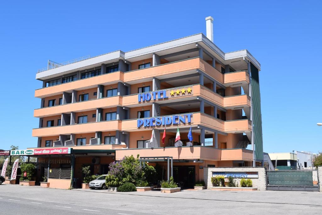 ein Hotelgebäude mit einem Schild für ein Restaurant in der Unterkunft Hotel President Pomezia in Pomezia