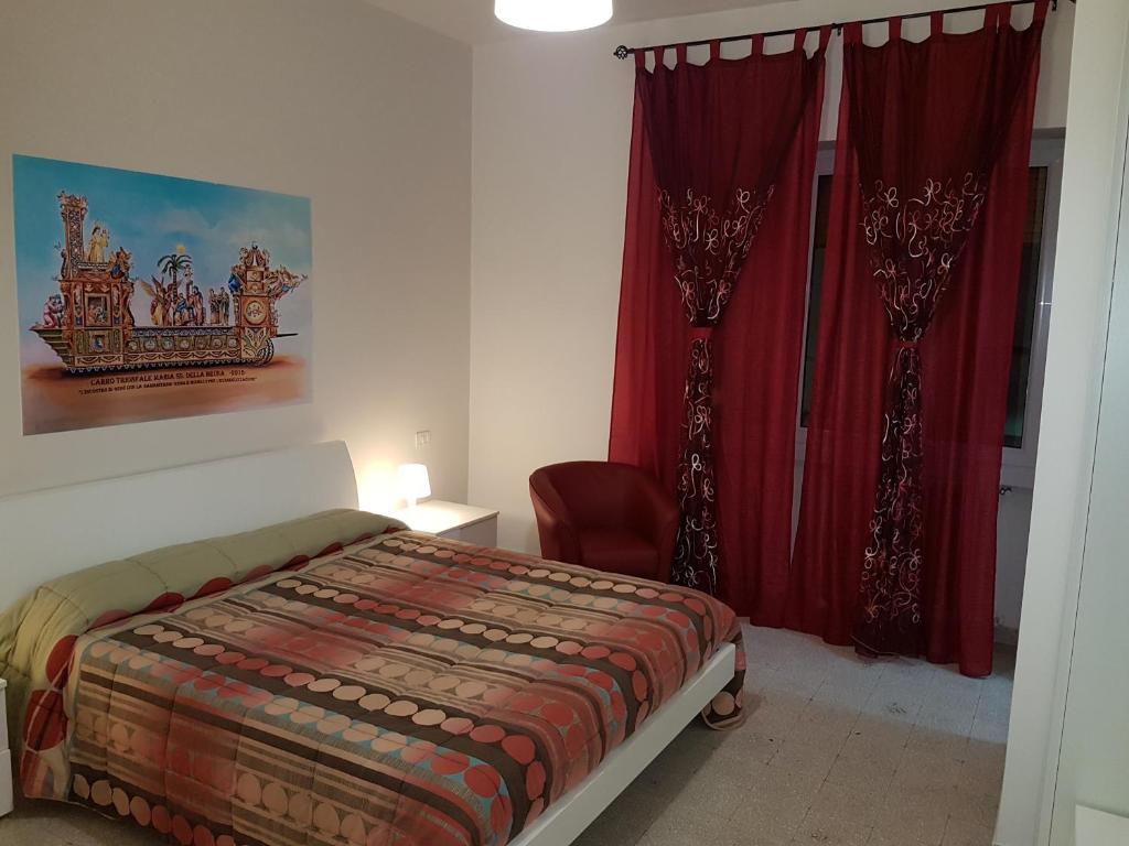 マテーラにあるB&B Nonna Rosariaのベッドルーム(ベッド1台、赤いカーテン付)