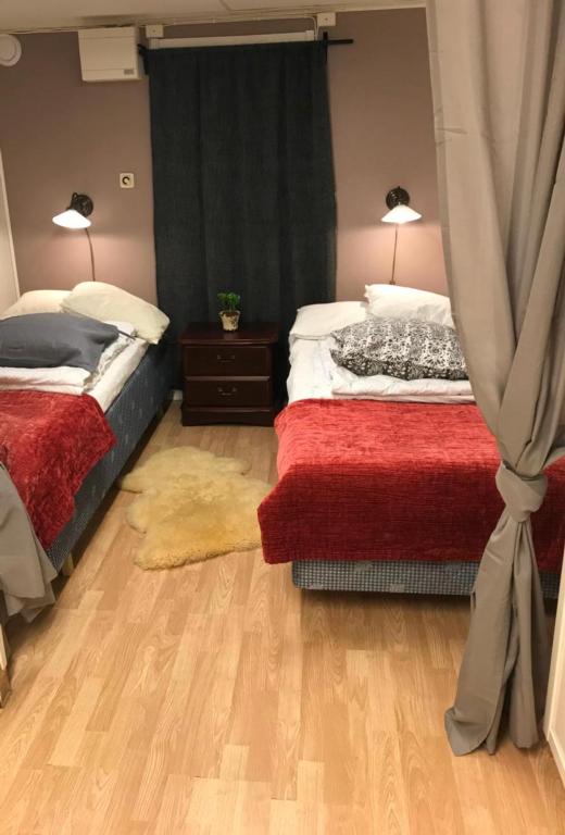 Postel nebo postele na pokoji v ubytování Vallby Farm Camp