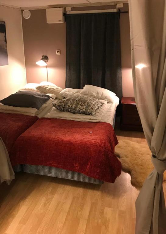 Postel nebo postele na pokoji v ubytování Vallby Farm Camp