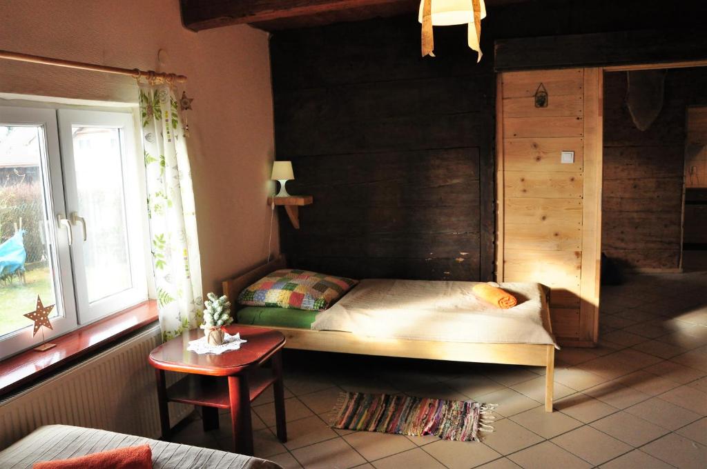 Schlafzimmer mit einem Bett, einem Fenster und einem Tisch in der Unterkunft u bażanta in Uherce Mineralne