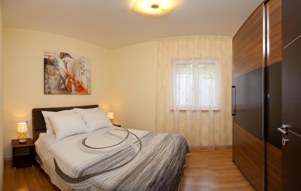 Posteľ alebo postele v izbe v ubytovaní Villa Arya with heated swimming pool, roof hot tub, sauna and gym near the beach