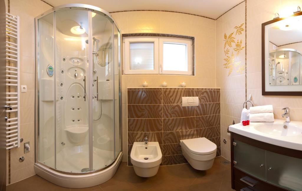 Kúpeľňa v ubytovaní Villa Arya with heated swimming pool, roof hot tub, sauna and gym near the beach