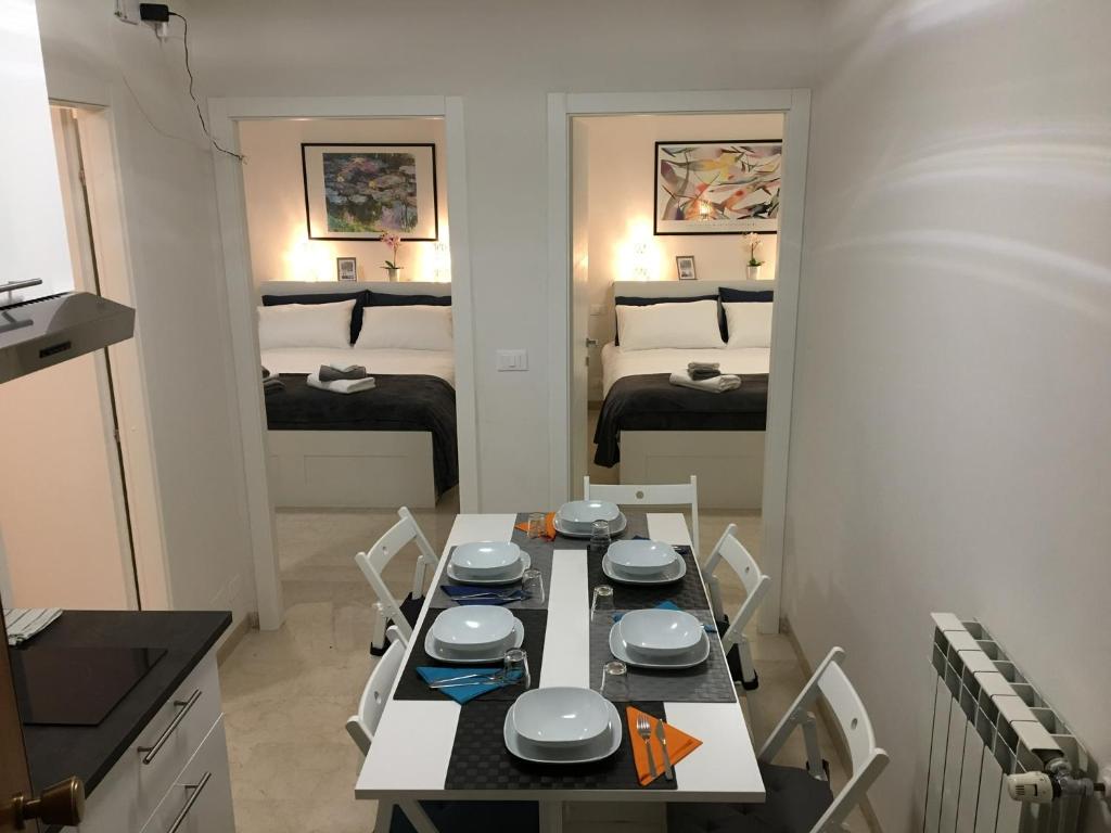 ボローニャにあるBologna Flatsのキッチン(テーブル付)、ベッドルーム1室が備わります。