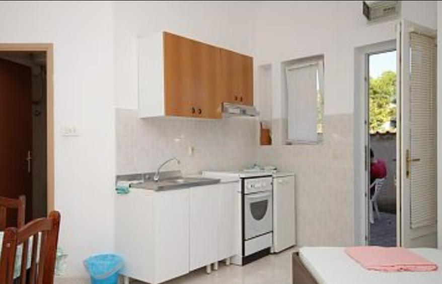 Kuchyň nebo kuchyňský kout v ubytování Apartments Angela Ližnjan