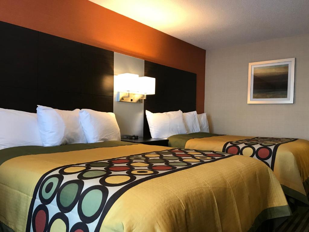 Postel nebo postele na pokoji v ubytování Bay Hill Inns & Suites