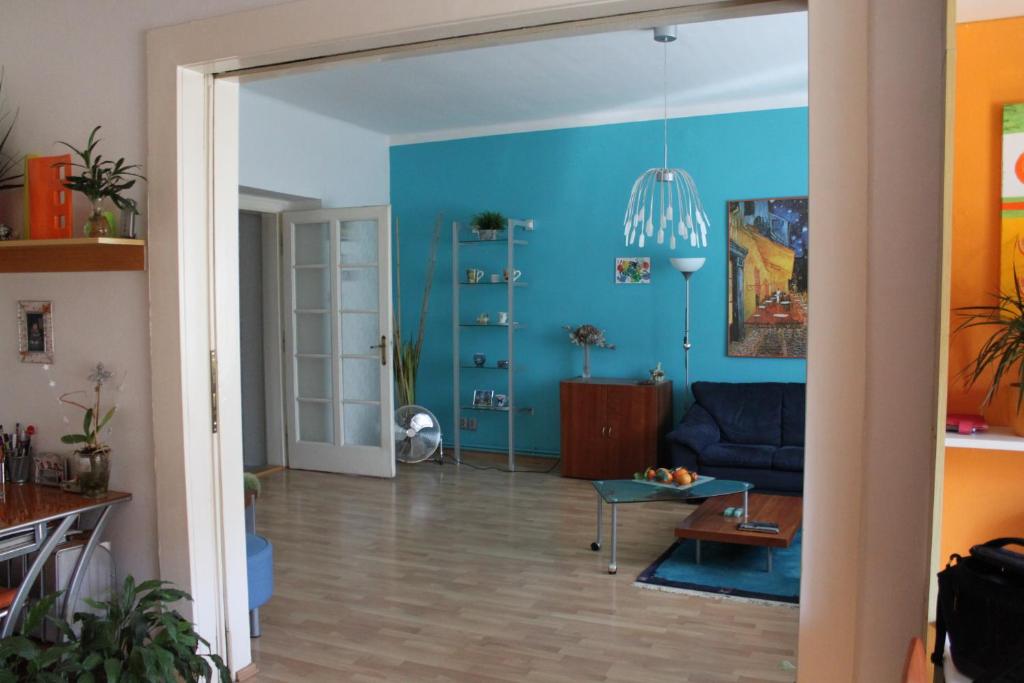 プラハにあるCosy Apartment Under the Towerの青い壁のリビングルーム(青いソファ付)