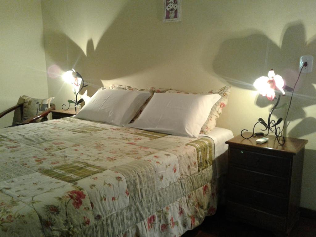 雷利基亞甚米納斯酒店房間的床