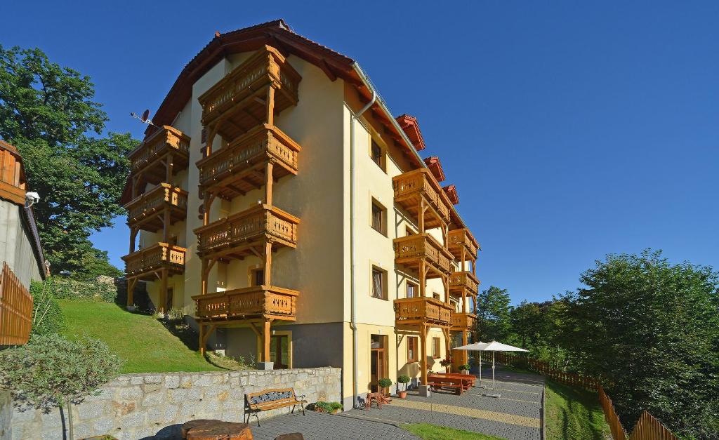 un gran edificio con balcones de madera en un lateral en Willa Petrus, en Karpacz