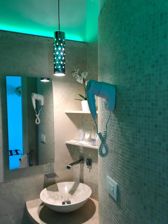 a bathroom with a sink and a mirror at La Polena Camere Vernazza - Suite vista mare in Vernazza