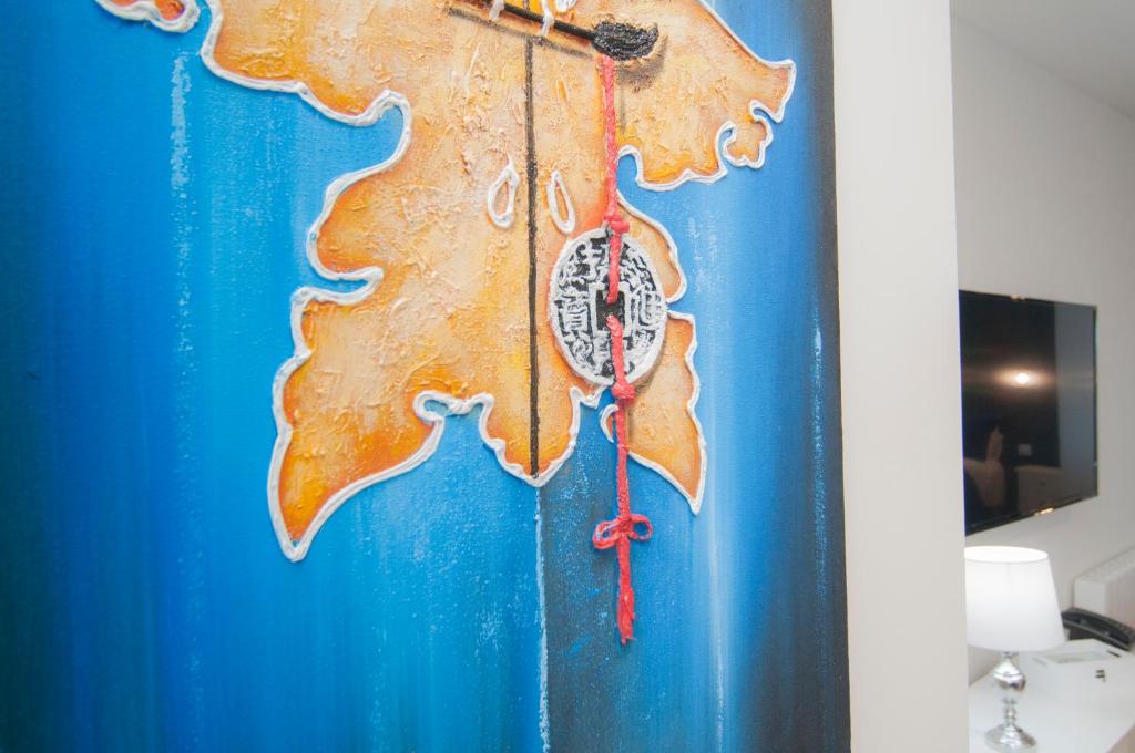 a wall clock with a leaf design on it at Los Rodeos Luxury Vivienda Vacacional in La Laguna