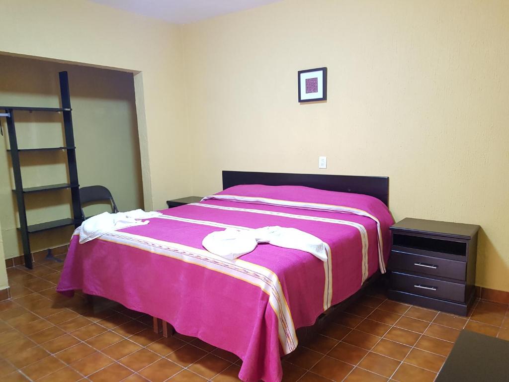 Postel nebo postele na pokoji v ubytování Hotel Nuevo Cupatitzio