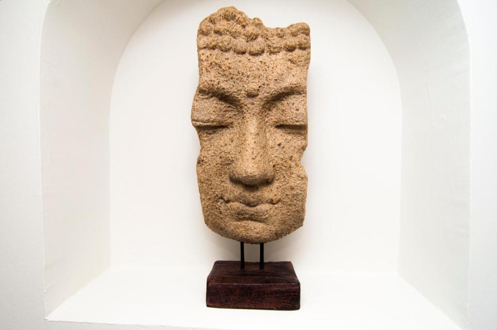 a statue of a head on a stand in a white wall at Los Rodeos Luxury Vivienda Vacacional in La Laguna