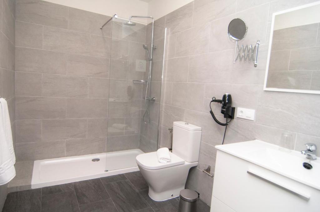 a bathroom with a shower and a toilet and a sink at Los Rodeos Luxury Vivienda Vacacional in La Laguna