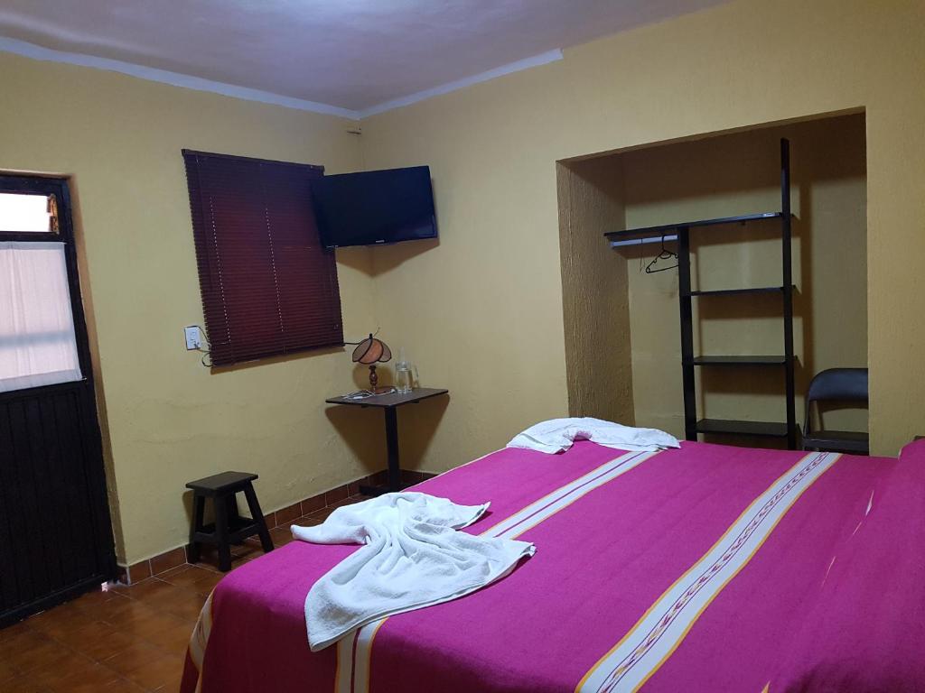 Postel nebo postele na pokoji v ubytování Hotel Nuevo Cupatitzio
