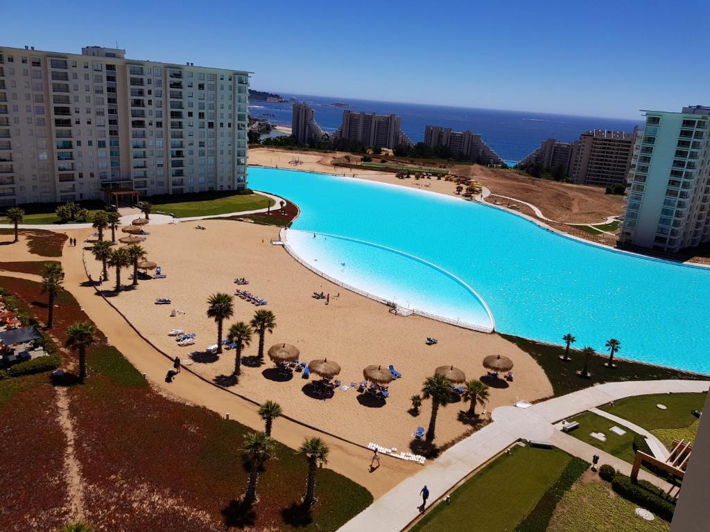 an aerial view of a large swimming pool in a resort at Departamento Laguna Bahia Algarrobo in Algarrobo