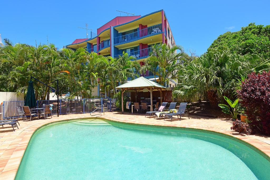 una piscina frente a un hotel en Lindomare Apartments en Caloundra