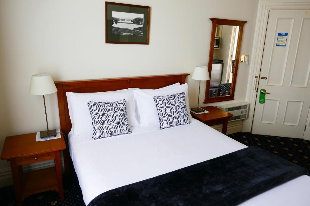Postel nebo postele na pokoji v ubytování Highland House Boutique Hotel