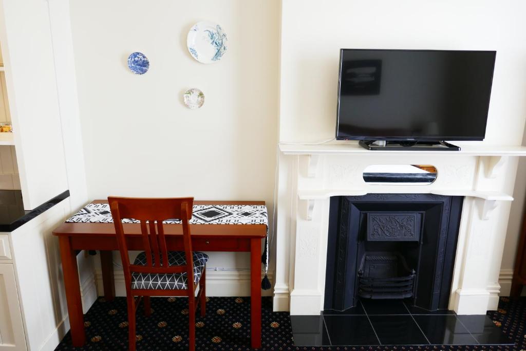 TV a/nebo společenská místnost v ubytování Highland House Boutique Hotel