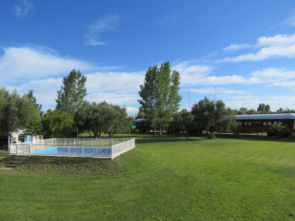 un parco con piscina e un edificio di El Viejo Vagon 1908 a San Rafael