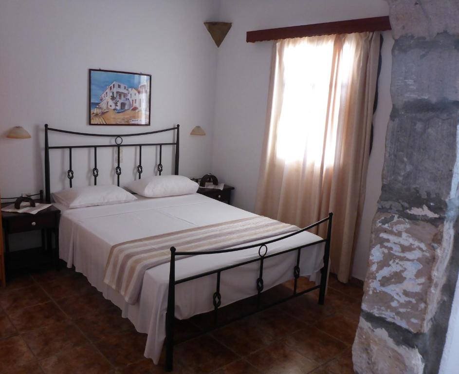 Paliochoriにあるoneiro milosのベッドルーム(大型ベッド1台、窓付)