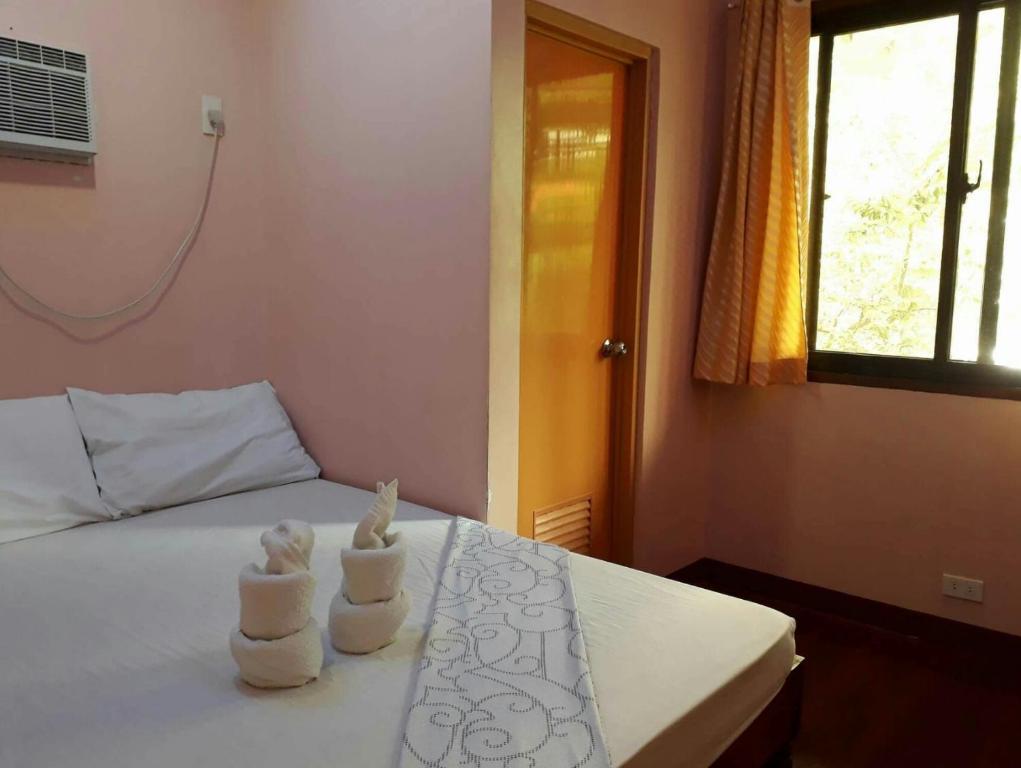 um quarto com uma cama com toalhas em David & Vhie Homestay-David's Guest House em El Nido