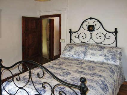 バーニ・ディ・ルッカにあるCasa Prosperiの黒枠のベッド1台が備わるベッドルーム1室