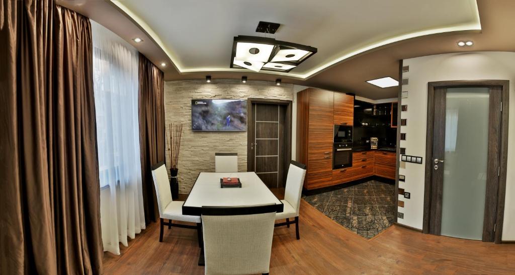 een vergaderruimte met een tafel en stoelen in een kamer bij Apartments Relax 1&2 in Varna