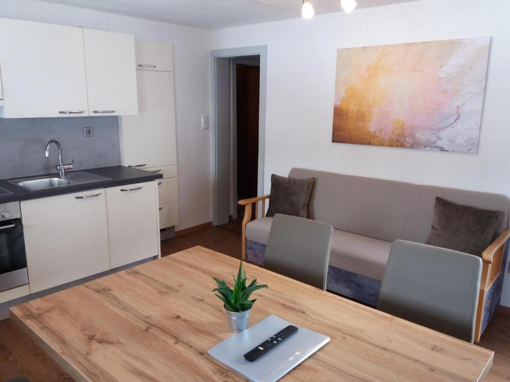 A kitchen or kitchenette at Gästeheim Pötscher