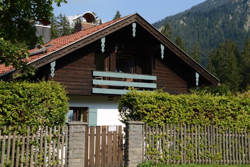 ein Holzzaun vor einem Haus in der Unterkunft Ferienhaus Schliersee in Schliersee