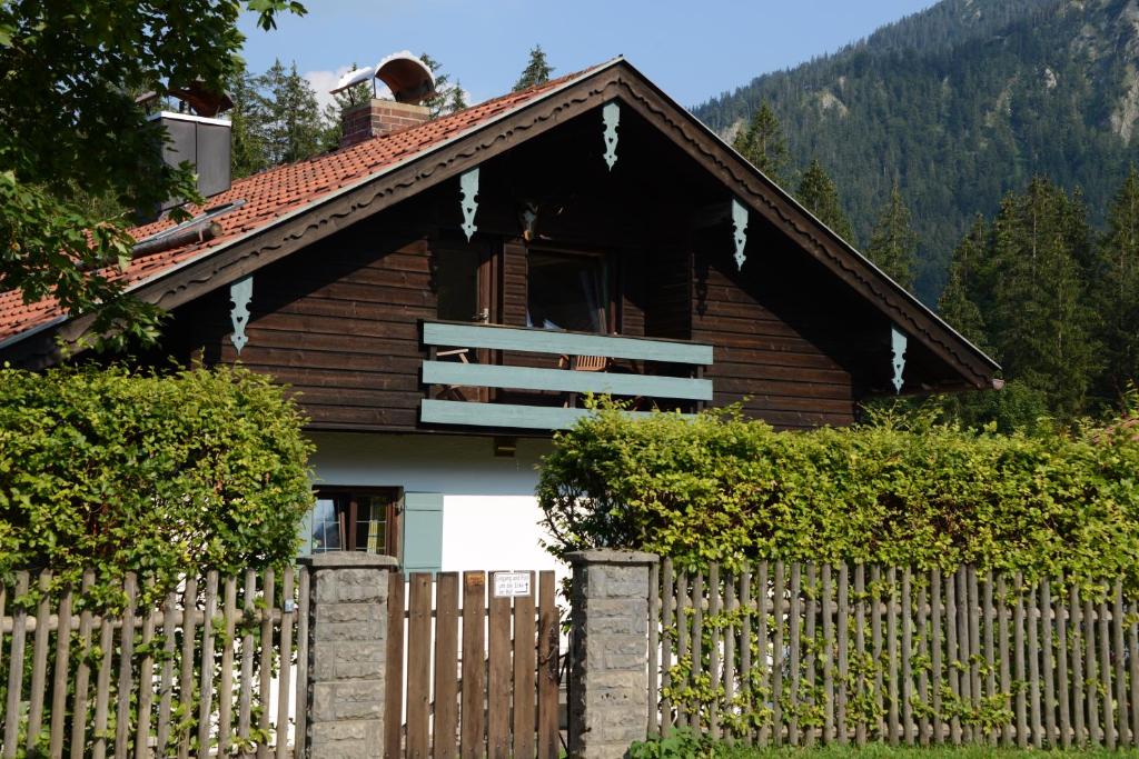 シュリールゼーにあるFerienhaus Schlierseeの家の前の木塀