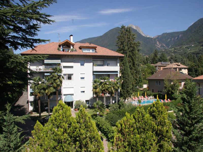 un gran edificio de apartamentos con piscina y árboles en Residence Atlantic, en Merano