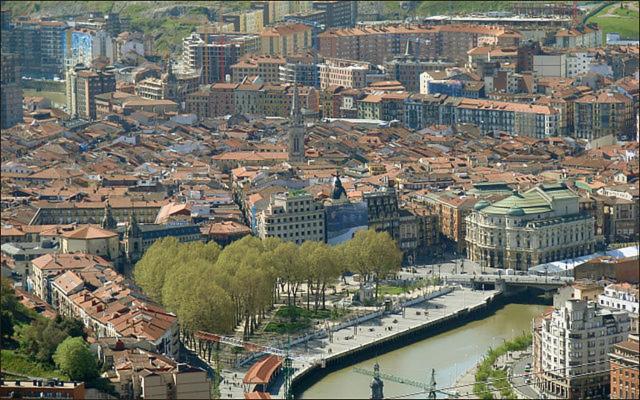 Nespecifikovaný výhled na destinaci Bilbao nebo výhled na město při pohledu z apartmánu