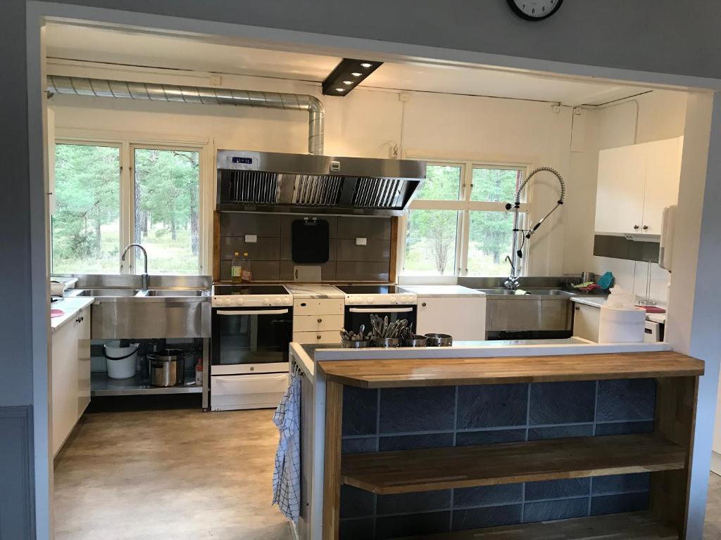 Kuchyň nebo kuchyňský kout v ubytování STF Hostel Visby/Rävhagen