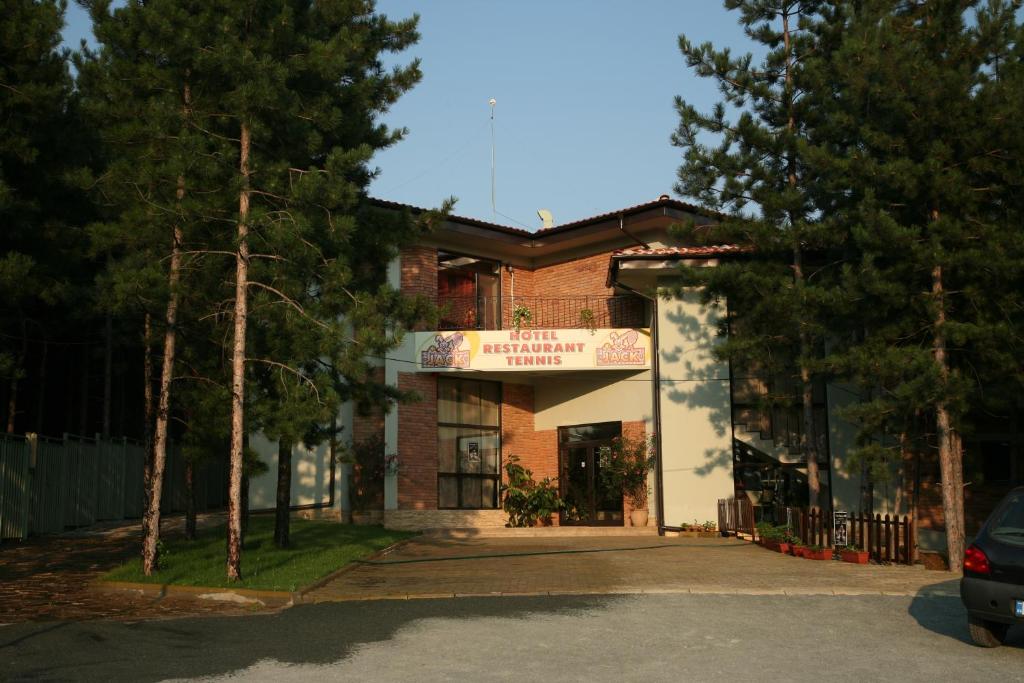un bâtiment avec une voiture garée devant lui dans l'établissement Jack Family Hotel, à Stara Zagora